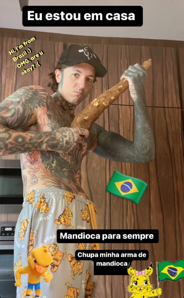 Stories de Oliver Sykes segurando uma mandioca, com fiigurinhas brasileiras escrito "Mandioca para sempre. Chupa minha arma de mandioca."